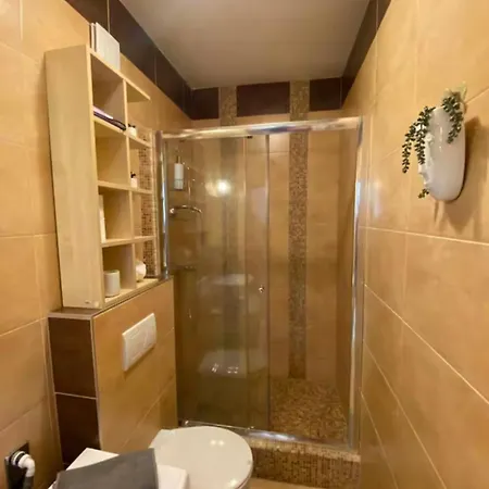 Adm Spacious In Center - Wifi, Coffee, Ac Apartmán *